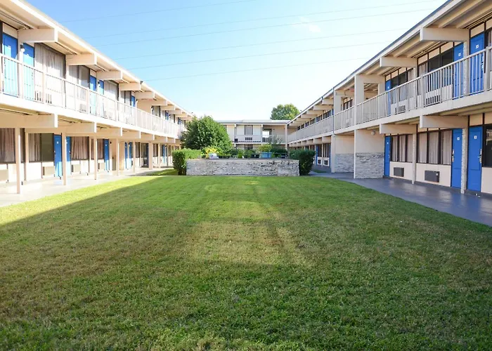 James River Inn & Suites